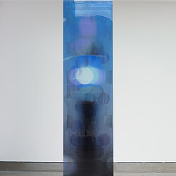 2018-04-22 gkg Bonn Vertikal Tower_Joburg_0188, 2018 Grossbilddia/KodakEndura Clear, Malerei auf Clearfolie 230 x 55 cm, Dreiteilig, Unikatedition 1/3