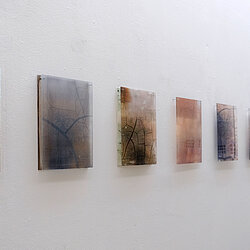 2020-06- 16 Galerie Hilleckes+Probst Rom_MT hinter Acrylglas 12x30x22cm Raumansicht